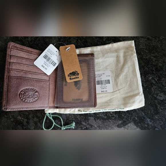 BNWT ROOTS CARD CASE - Picture 1 of 2